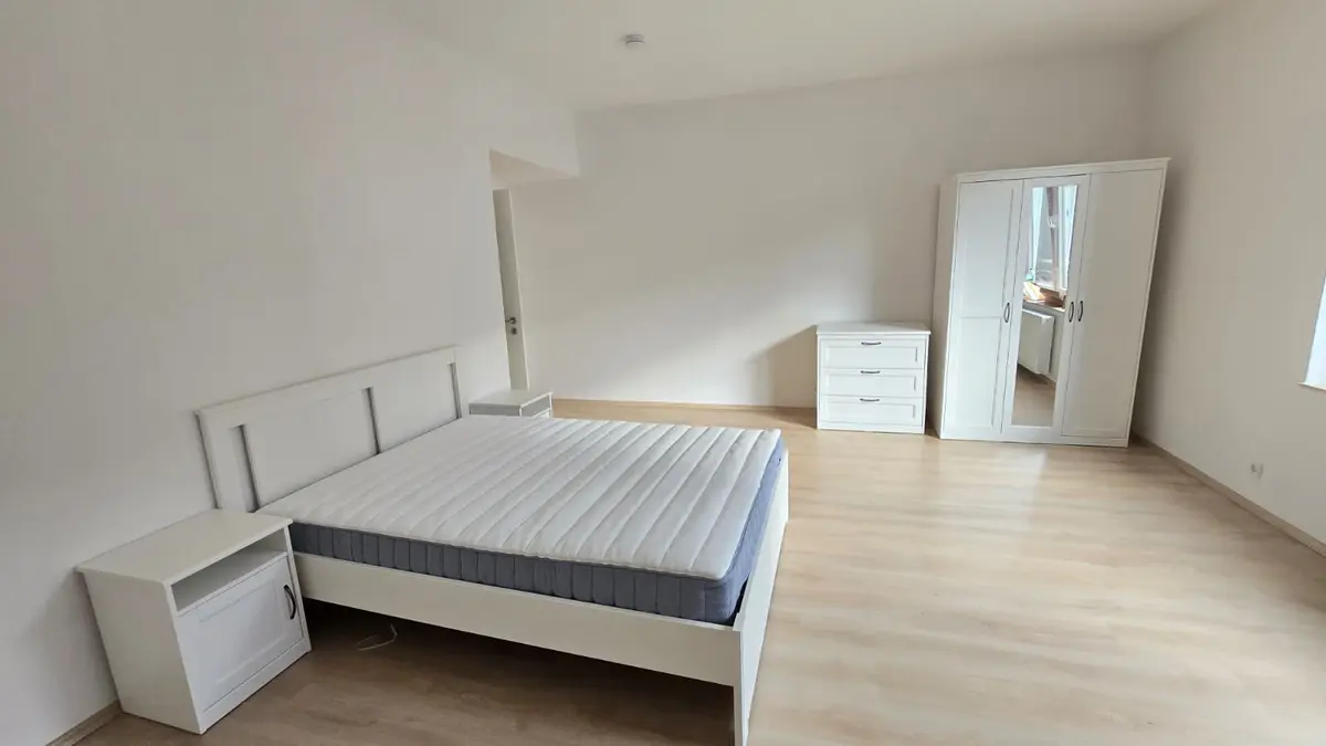 Eingerichtetes Schlafzimmer mit montiertem Bett und Schrank